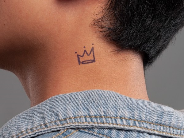 Tattoo vương miện: Làm mới vẻ ngoài của bạn với một hình xăm vương miện đầy phong cách và nghệ thuật. Những hình xăm này sẽ giúp bạn thể hiện tính cách riêng của mình và biến bạn thành một người đàn ông hoặc phụ nữ quyền lực và tự tin hơn.