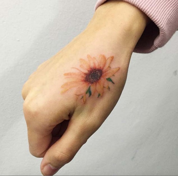 Ý nghĩa hình xăm hoa hướng dương - Hình xăm hoa hướng dương biểu thị sự sống, hy vọng và sự tự do. Với họa tiết tinh tế, Ariel Tattoo Art sẽ cho bạn cách tôn lên nét đẹp vốn có của bạn thông qua hình xăm này.