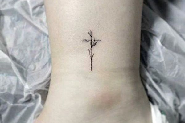 hình xăm thánh giá có ý nghĩa gì? mẫu tattoo thánh giá đẹp
