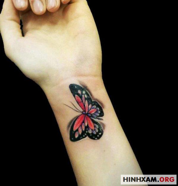 dịu dàng, nữ tính với hình xăm bướm ở cổ tay