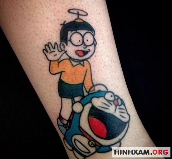 Hình xăm Doraemon ngộ nghĩnh: Hãy để những cánh cười đầy tươi vui tràn đầy trong bạn với hình xăm Doraemon ngộ nghĩnh này. Doraemon luôn là chú mèo máy đem lại niềm vui và nụ cười cho nhiều thế hệ trẻ em, và ngay cả khi được thể hiện qua hình xăm, chú mèo này vẫn không thể thiếu những nụ cười và sự ngộ nghĩnh đầy dễ thương.