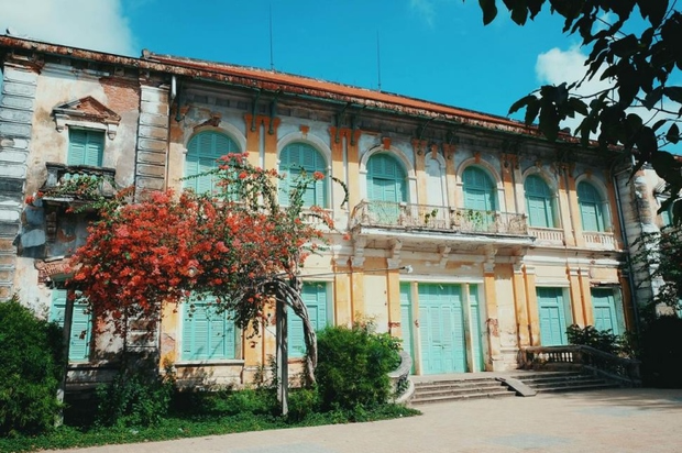 classical architecture, classical style, mansion, materials, movie set, visitors, lost in the most majestic 137-year-old abandoned mansion in the ancient region