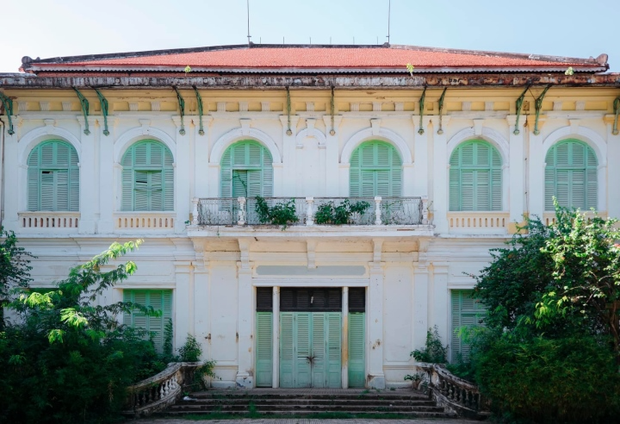 classical architecture, classical style, mansion, materials, movie set, visitors, lost in the most majestic 137-year-old abandoned mansion in the ancient region