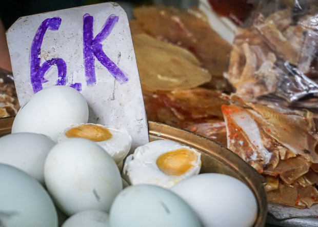 discrimination between rich and poor, duck eggs, lottery ticket sellers, office workers, porridge shop, salted duck eggs, side dishes, ho chi minh city: 1,000 vnd porridge shop, 10 years without a price increase