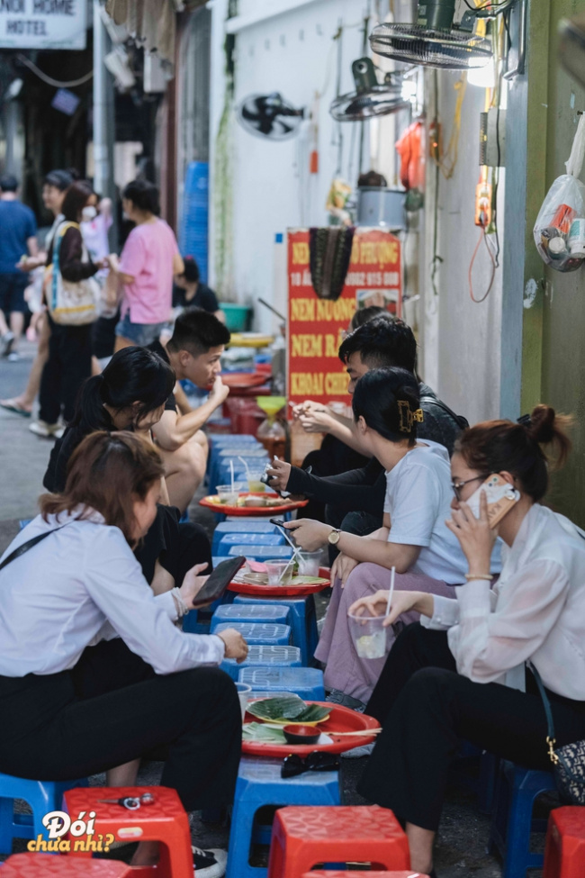addictive food, cathedral, french fries, fried spring rolls, grilled spring rolls, hanoi cathedral, invite each other to eat at the famous “capital of grilled spring rolls” in the cathedral quarter of hanoi