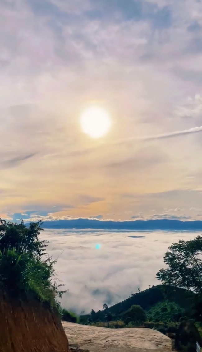 city center, companion, dense fog, foggy country, tourist destination, travel discovery, young people are looking for a dreamy “rewarding cloud” spot in bao loc