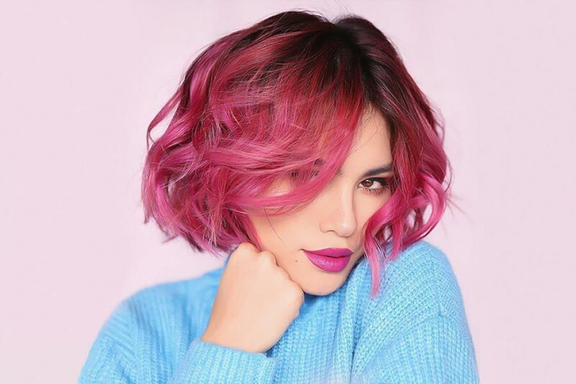 Hãy xem bức ảnh về tóc hồng cánh sen đầy nữ tính và mềm mại này. Nhìn thấy nó, bạn sẽ muốn làm mới mái tóc của mình ngay lập tức với gam màu thật xinh đẹp này.