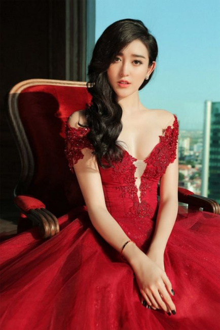 Những thiết kế đầm dạ hội tuổi 40 độc quyền của Quỳnh Anh Luxury