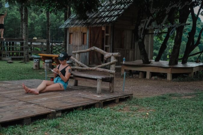 làng toom sara, đốt lửa trại, camping, thiên nhiên, tĩnh lặng, tắm suối, top 10 trải nghiệm nên thử khi đi camping ở làng toom sara - đà nẵng