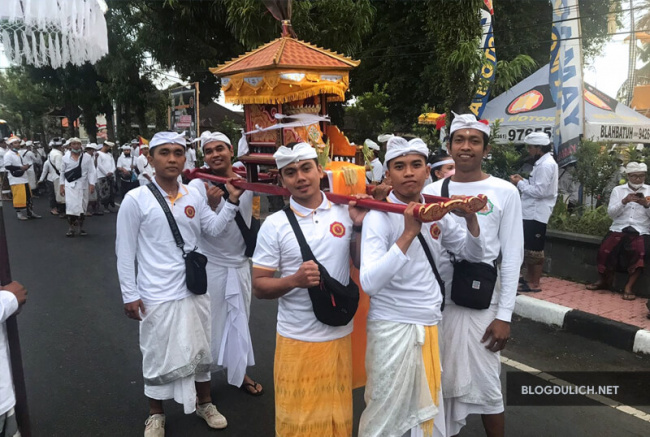 indonesia, melasti: nghi lễ thanh tẩy của người bali