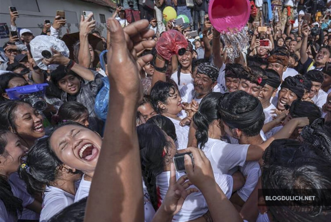 indonesia, lễ hội té nước omed-omedan | bali, indonesia