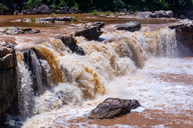 a bat waterfall, explore nature, quảng trị, waterfall, unspoiled waterfall between vietnam – laos border