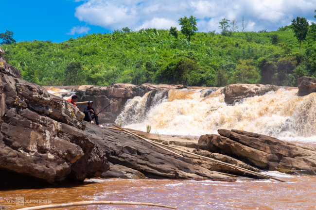 a bat waterfall, explore nature, quảng trị, waterfall, unspoiled waterfall between vietnam – laos border