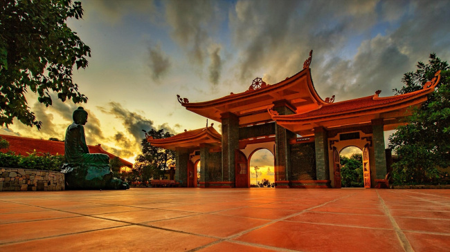 review chi tiết chùa hộ quốc – ngôi chùa lớn nhất phú quốc