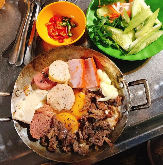 Taking 5$ to walk around the “noble” Nguyen Hue walking street, what dishes  can you eat? - ALONGWALKER
