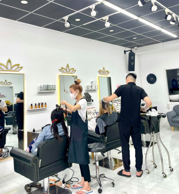 Nếu bạn đang tìm kiếm salon tóc quận Tân Bình với giá rẻ, thì đây là điểm đến hoàn hảo cho bạn. Salon tóc nữ đẹp Tân Bình không chỉ giúp bạn tiết kiệm chi phí, mà còn mang lại cho bạn chất lượng tuyệt vời và dịch vụ khách hàng tuyệt diệu.