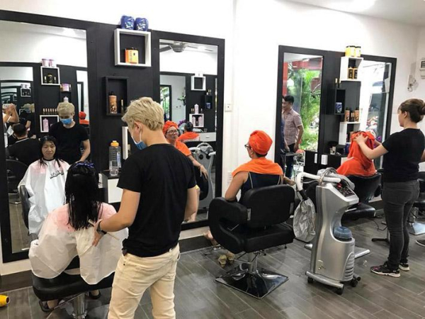 Salon tóc quận Tân Bình của chúng tôi rất đáng để bạn ghé đến cho một trải nghiệm thật tuyệt vời. Với không gian sang trọng và tiện nghi, chúng tôi mang đến cho bạn những dịch vụ tối ưu nhất để bạn có được mái tóc ưng ý nhất. Các thợ làm tóc tại đây cũng rất chuyên môn và nhiệt tình trong việc tư vấn và làm tóc cho bạn.