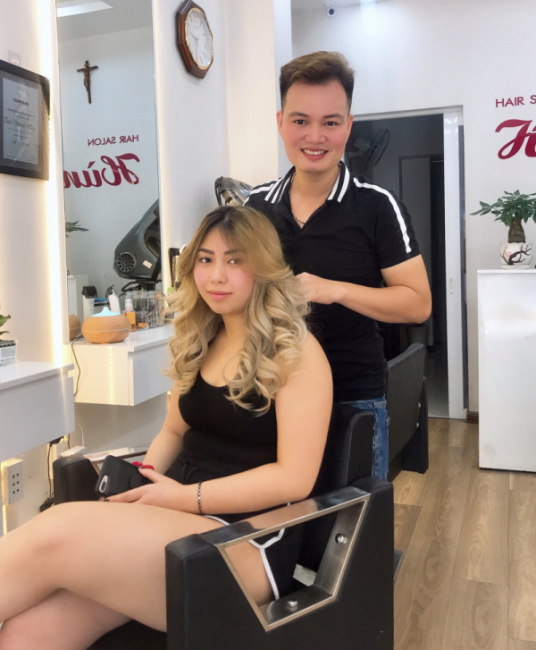 Salon tóc quận Tân Bình với khả năng phục vụ chuyên nghiệp và thân thiện. Bạn sẽ được trải nghiệm cảm giác thư thái và được phục vụ tận tình trong một không gian sang trọng và hiện đại. Hãy đến và trải nghiệm những giây phút tuyệt vời của chính mình tại đây.