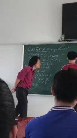 Thầy giáo bất lực nhìn nam sinh loay hoay giải toán