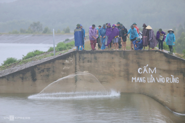catch fish, ha tinh, spillway, typhoon noru, the rain team catches fish when the dam overflows
