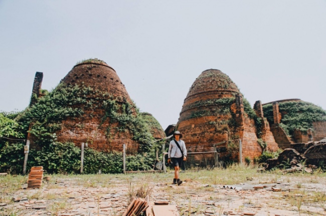 hundred-year-old brick kiln in sa dec attracts tourists, the hundred-year-old brick kiln in sa dec is tinged with moss, attracting curious tourists
