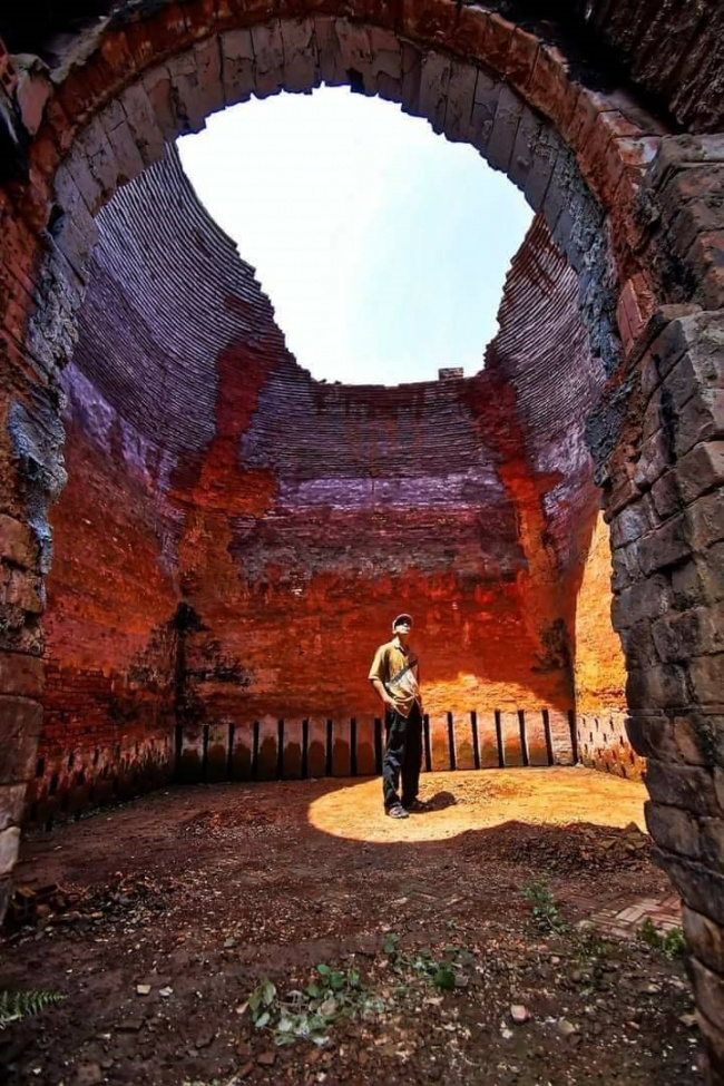 hundred-year-old brick kiln in sa dec attracts tourists, the hundred-year-old brick kiln in sa dec is tinged with moss, attracting curious tourists