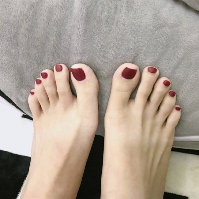 nail đẹp, những kiểu sơn móng chân màu đỏ rượu được yêu thích nhất