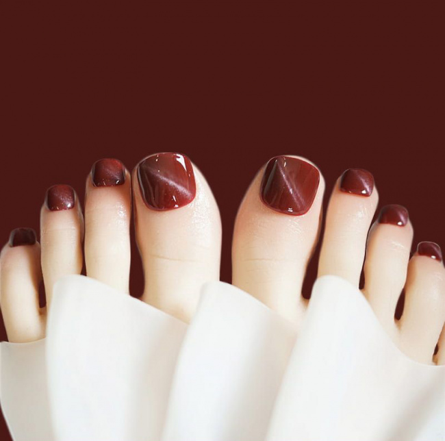 nail đẹp, những kiểu sơn móng chân màu đỏ rượu được yêu thích nhất