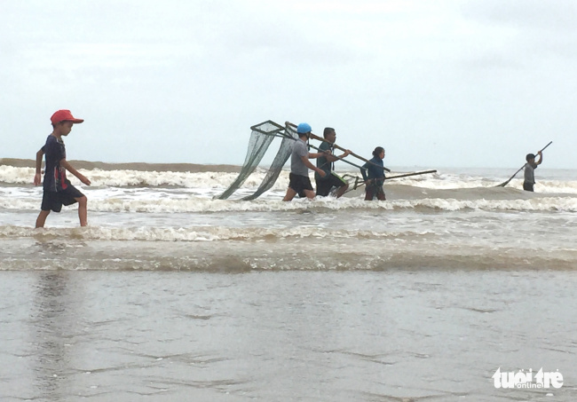 ha tinh, scallops, sea loc, storm no. 4, thousands of people cheered to pick up the ‘sea fortune’ after the storm