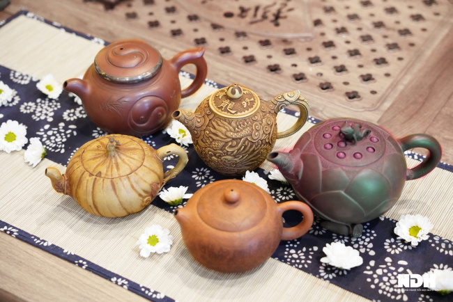 center, collectible, teapot, 20 years of collecting 300 old teapots of saigon men