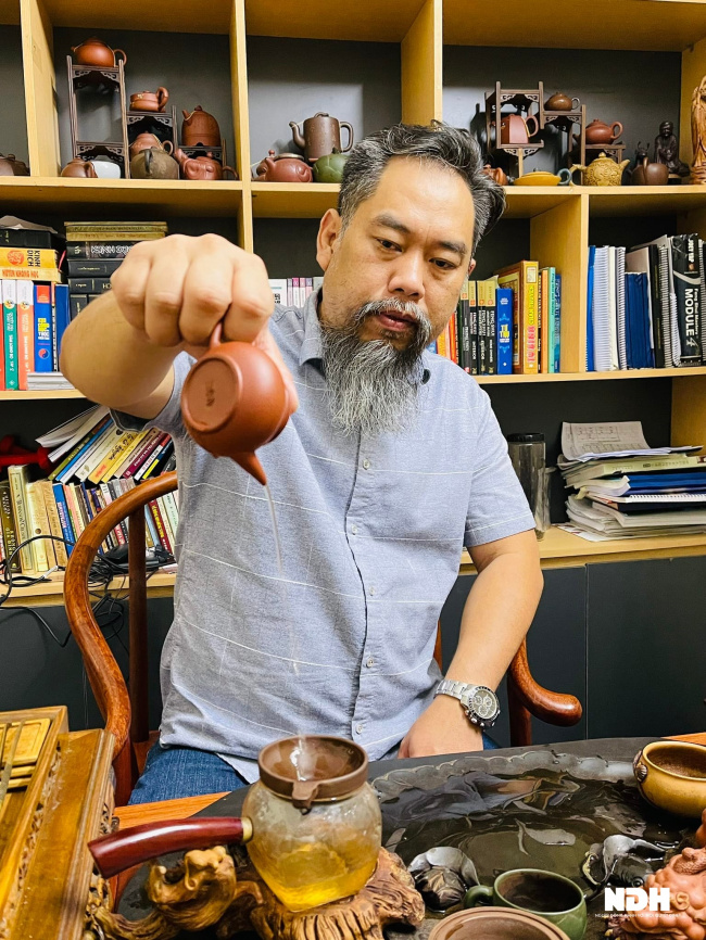 center, collectible, teapot, 20 years of collecting 300 old teapots of saigon men