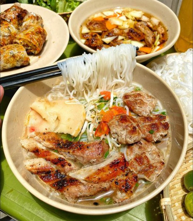 bun cha chan, food, fried pho, hanoi, noodle soup, pho restaurant, take a look at vermicelli and pho dishes that are “paradoxical” but taste “out of sauce” in hanoi