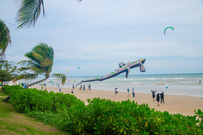 beach resort, thanh long bay, tourist destination, what does the beach resort appearing in binh thuan have that anyone who comes to travel must admire and praise?