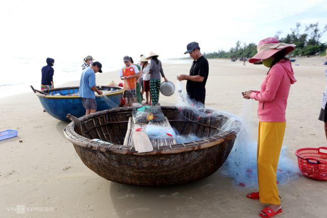 background, breaking news, casting nets to catch fish, fishermen, people&039;s livelihood, quảng nam, rowing a basket boat to catch fish