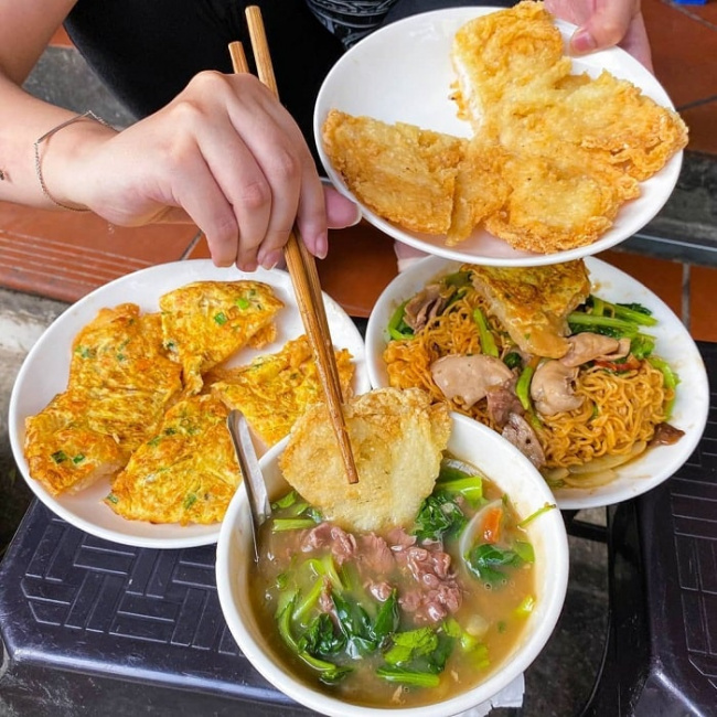 delicious restaurant, hanoi delicacies, hanoi noodle soup, hanoi rib porridge, night restaurant, list of famous and delicious hanoi night eateries should ‘pocket’