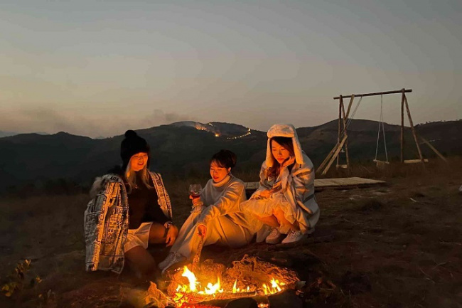 burning lawn, camping location, destinations in quang ninh, phoenix hill, picnic, uong bi phuong hoang, uong bi tourism, uong bi phuong hoang – a strangely attractive and poetic land