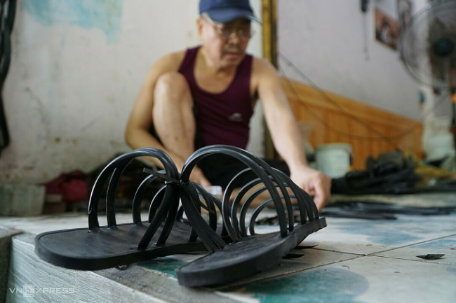 popular occupation during the subsidy period, rubber sandals, thanh hoa, the last rubber sandal maker in thanh