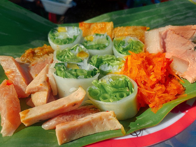 hue ancient capital, hue cuisine, hue delicacies, hue tourism, wet cake rolled with sour shrimp – hue royal delicacy “lost” on the sidewalk of the ancient capital