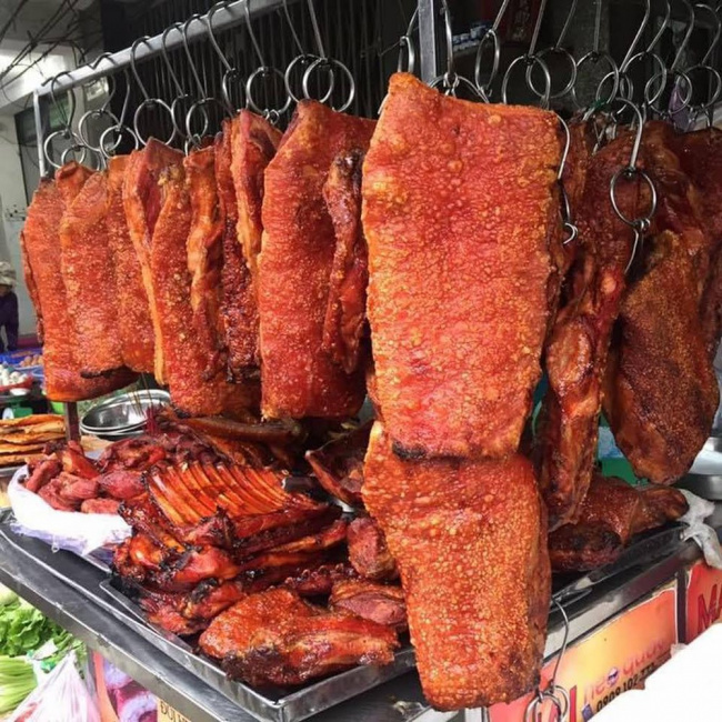 crispy roasted pork skin, shop owner, small stall in the market, crispy roasted pork skin sells for 21$/ kg, customers are lined up because they love the owner’s “knife”