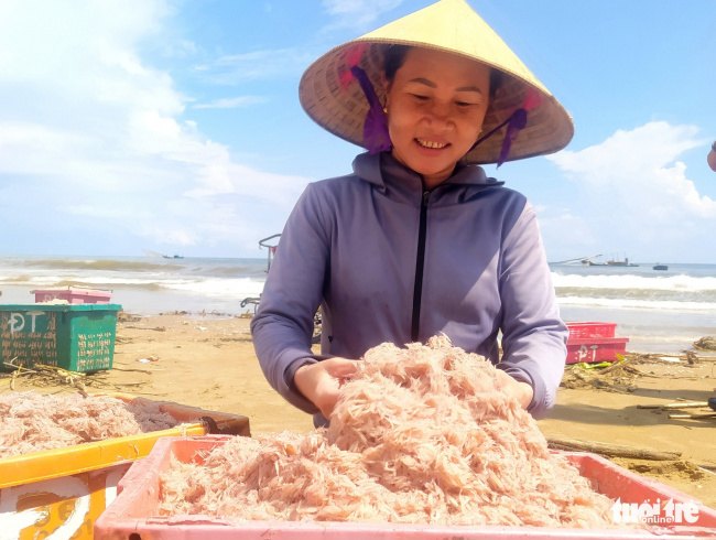 income, millions, seafood processing, winning sea shrimp, people earn millions every day