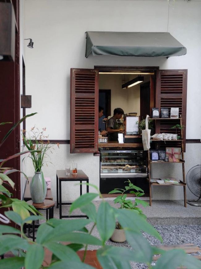 autumn, autumn in hanoi, coffee shop, street, embrace the whole autumn in your lap at the “love tank” cafes in hanoi