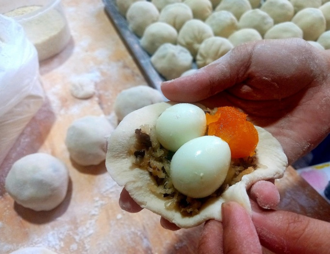 cadé dumplings, fried dumplings, ho chi minh city, salted egg meat dumplings, fried dumpling shop for more than 30 years is always popular