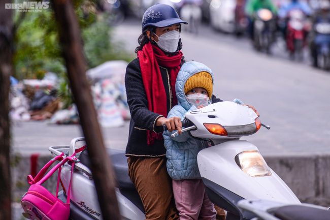 cold weather, hanoians, rush hour, thanh xuan district, photo: cold air hits the streets, hanoians wear warm clothes and tight scarves on the street