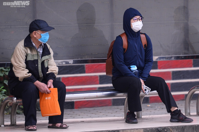cold weather, hanoians, rush hour, thanh xuan district, photo: cold air hits the streets, hanoians wear warm clothes and tight scarves on the street
