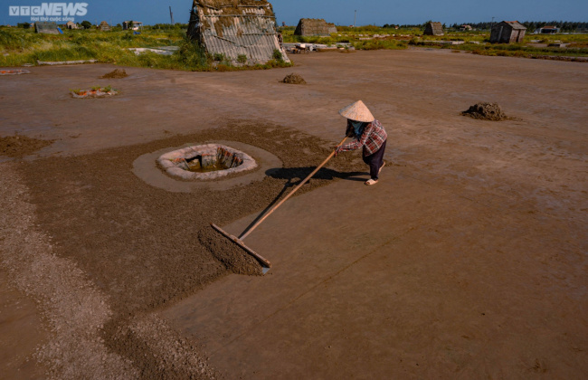 make salt, nam dinh, salt field, salt making village, salt people, photo: hard work on the largest salt field in the north