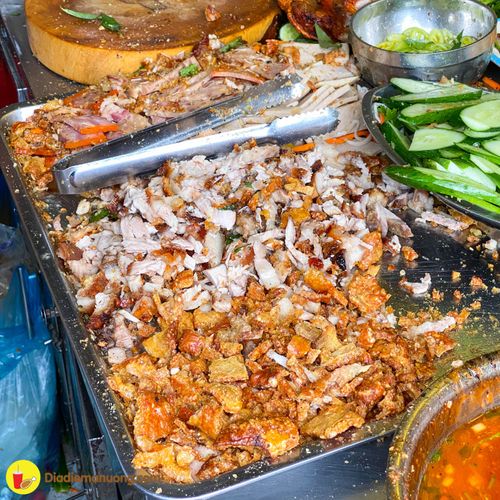 cuốn miệng với bánh mì da heo quay giòn rùm rụm