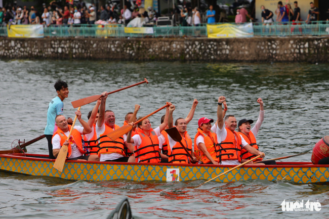 dragon boat race in west lake, dragon boat racing, dragon boats, hanoi, west lake, dragon boat race in west lake