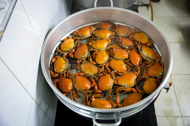 crab cake soup, ca mau crab soup shop sells 1,000 bowls per day, with bowls up to 14$