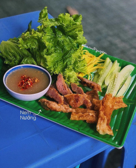 food, phan xich long dining area, selling food, shallot soup, specialty, what dishes are worth trying at the famous phan xich long food court in ho chi minh city?