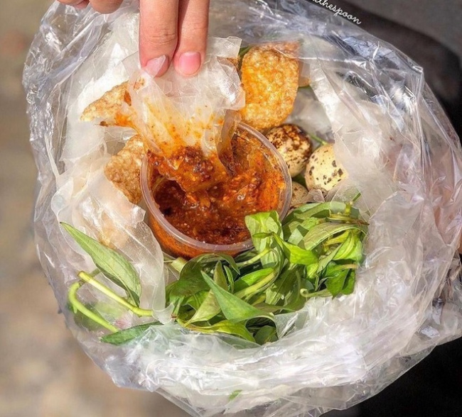 food, phan xich long dining area, selling food, shallot soup, specialty, what dishes are worth trying at the famous phan xich long food court in ho chi minh city?